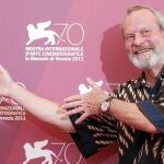 Siempre extravagante, el director lució una singular y alegre camisa acorde con su actitud en el «photocall» de la Mostra. Su película, sin embargo, decepcionó.