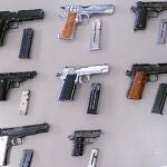 Imagen tomada por los Mossos d'Equadra de parte del arsenal del detenido