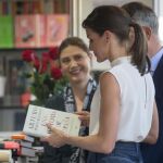 Doña Letiza en una de las casetas de la Feria del Libro/Foto: Luis Díaz