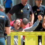Los familiares de las víctimas esperaban la llegada del asesino para lincharle y la Policía tuvo que protegerle