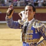 El diestro vasco pasea la oreja del segundo de la tarde