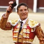 Urdiales, sonriente, tras cortar una oreja