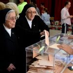 Dos monjas votan en un colegio electoral de Sevilla durante las pasadas elecciones generales / Foto: Ke-Imagen