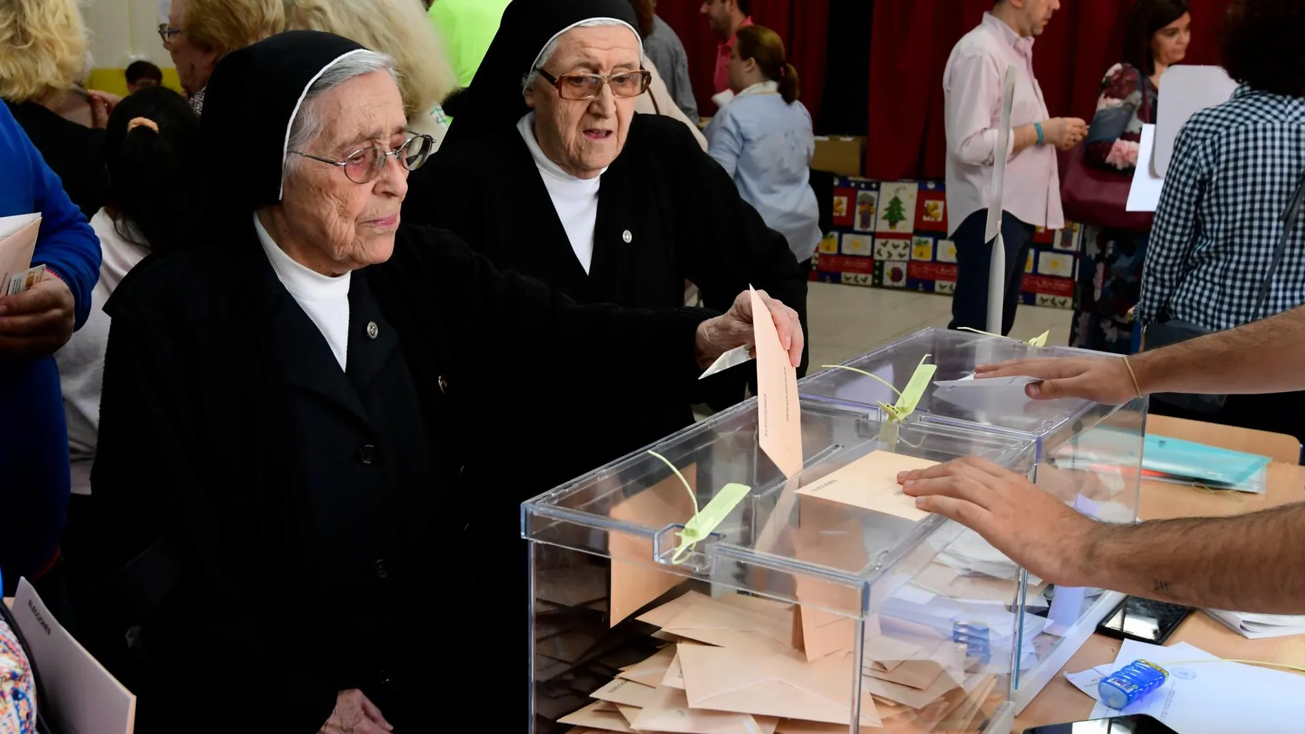 Dos monjas votan en un colegio electoral de Sevilla durante las pasadas elecciones generales / Foto: Ke-Imagen