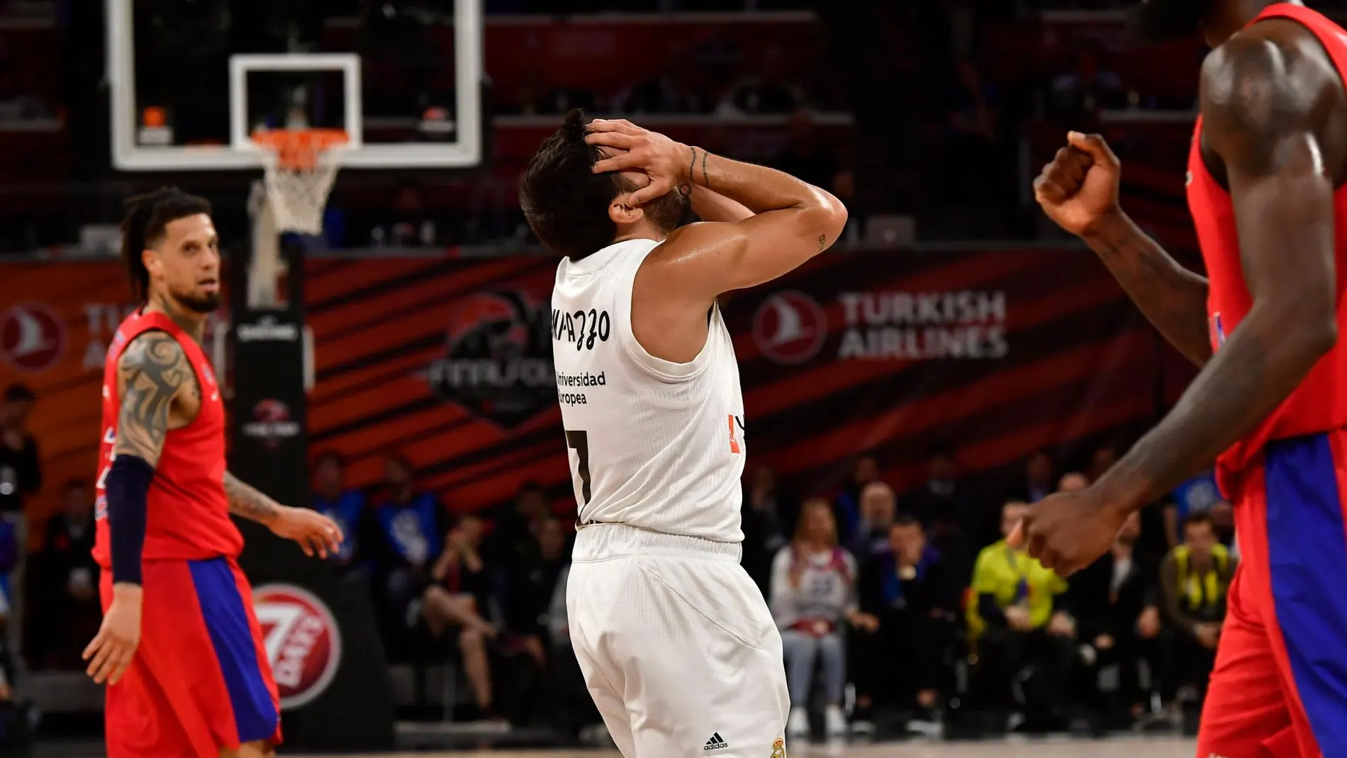 Facundo Campazzo del Madrid se lamenta durante el partido contra el CSKA / Ap