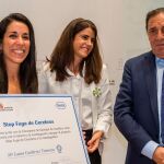Entrega de la beca 'Stop fuga de cerebros' para la investigación del tratamiento de cáncer de páncreas. En la imagen (I a D), la investigadora premiada, Laura Gutiérrez Troncoso; la directora médico de Roche Farma, Beatriz Pérez Sanz, y el consejero de Sanidad, Antonio María Sáez Aguado