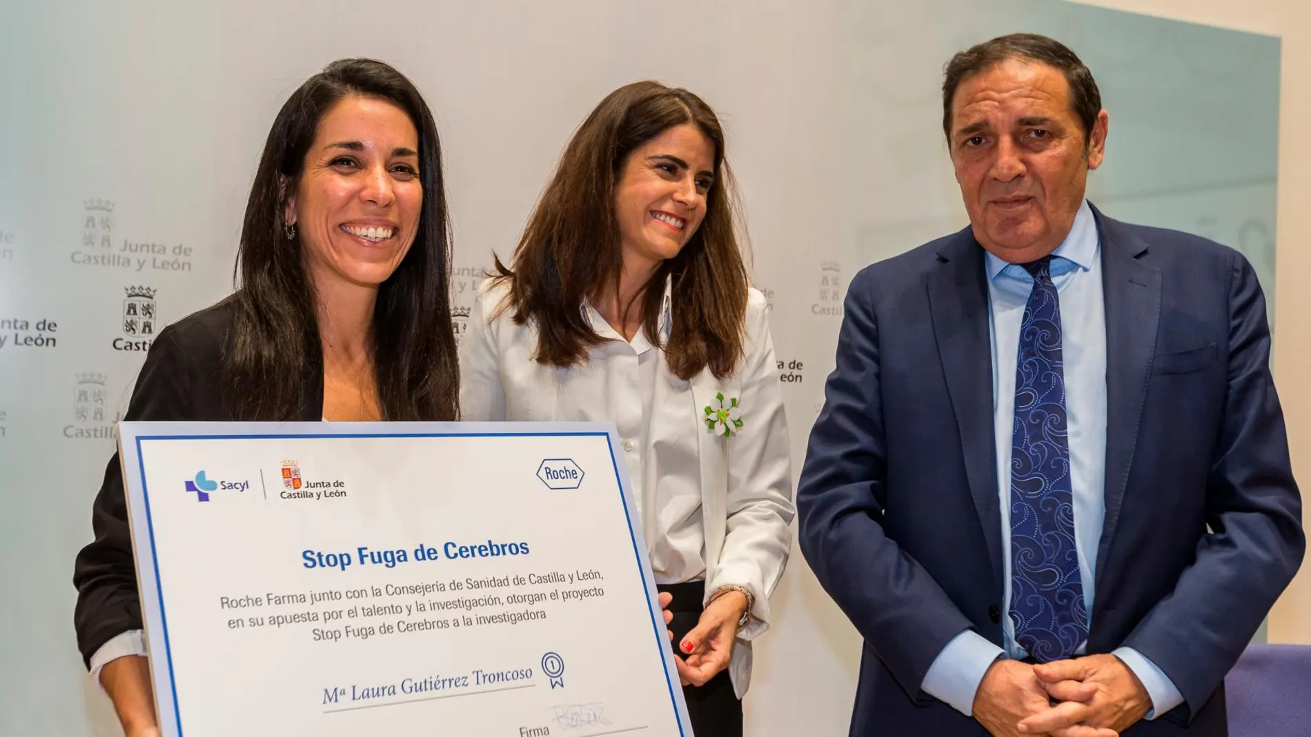 Entrega de la beca 'Stop fuga de cerebros' para la investigación del tratamiento de cáncer de páncreas. En la imagen (I a D), la investigadora premiada, Laura Gutiérrez Troncoso; la directora médico de Roche Farma, Beatriz Pérez Sanz, y el consejero de Sanidad, Antonio María Sáez Aguado