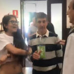 Momento en el que la chica se quita la camiseta