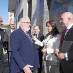 Arias Cañete saluda a Silvia Clemente y Jesús Julio Carnero, en presencia de Ruiz Medrano Javier Ramírez y Villanueva