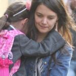 Katie con Suri paseando por Nueva York