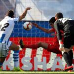 GRAF9683. SAN SEBASTIÁN, 12/05/2019.- El jugador del Real Madrid Jesús Vallejo (c) despeja un balón