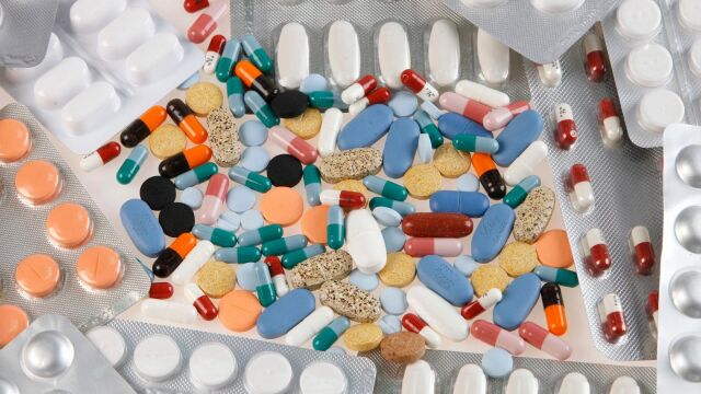 Las farmacias catalanas denuncian a la web de Glovo por vender medicamentos