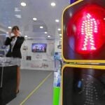 Un semáforo para invidentes forma parte de la exposición
