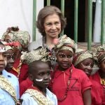La Reina junto a unos niños en una aldea del municipio de Namaacha, que visitó para comprobar los resultados de la cooperación española en Mozambique