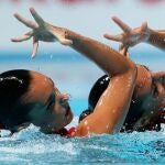 El equipo español ejecuta su ejercicio de rutina de solo dúo en la piscina del Palau Sant Jordi