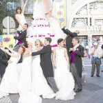 La compañía de teatro La Cubana, ayer, en la presentación de la obra «Campanadas de boda»
