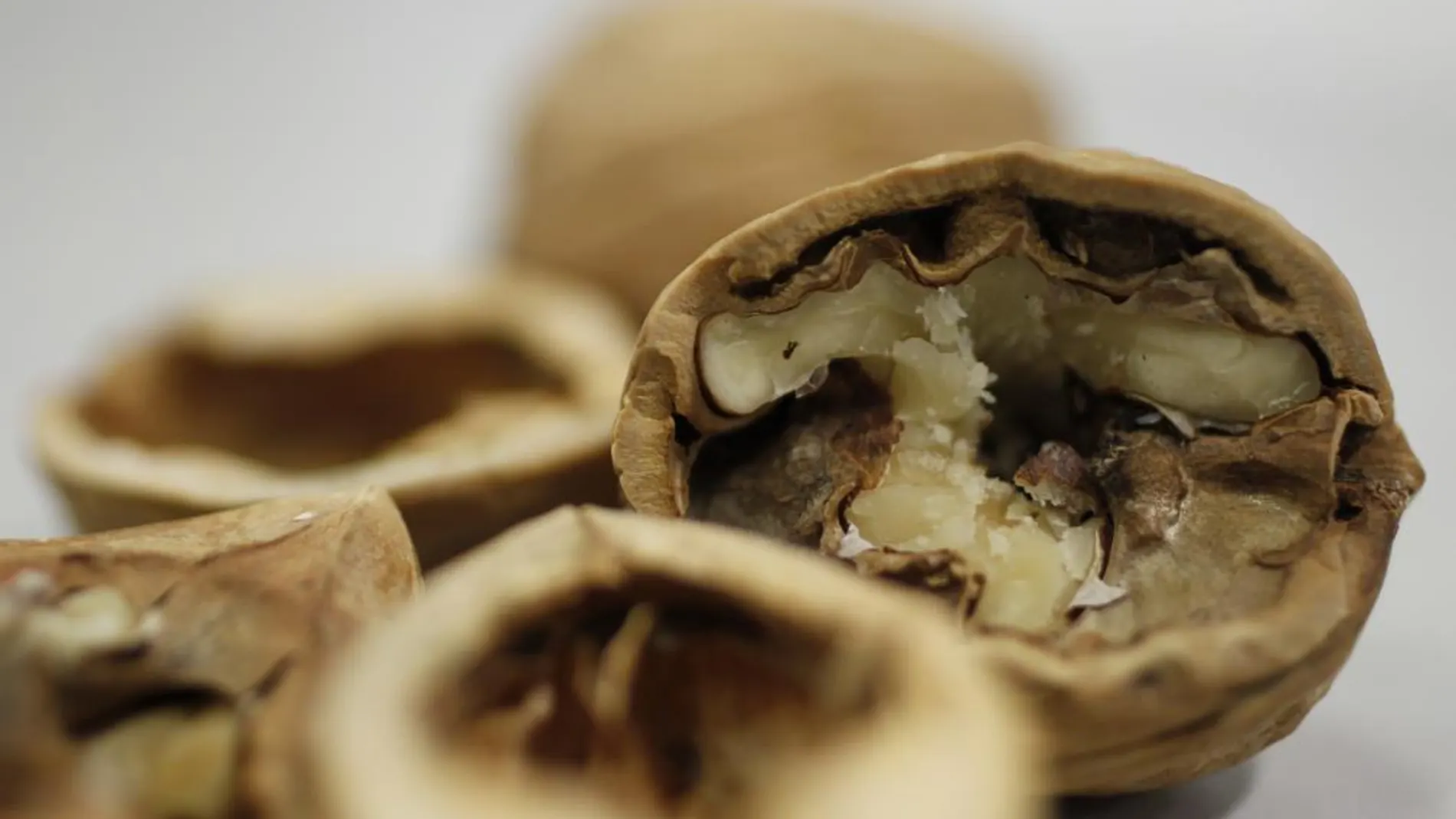 Las nueces y el pescado azul son ricos en ácidos grasos omega-3