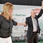 El ya ex líder del PSOE andaluz José Antonio Griñán, con su futura sucesora, Susana Díaz, ayer