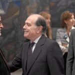 El consejero de Economía y Empleo, Tomás Villanueva, conversa con el portavoz del Grupo Mixto, José María González, en presencia de Mariano Gredilla, antes de explicar los presupuestos del próximo año de su departamento