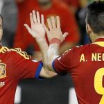 Iniesta felicita a Negredo por el 1-0, que él le sirvió