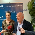 El presidente de la Diputación de Valladolid, Jesús Julio Carnero, y la presidenta de la Confederación Vallisoletana de Empresarios (CVE), Ángela de Miguel