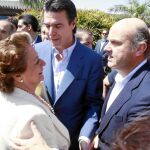Los ministros de Economía, Luis de Guindos, e Industria, José Manuel Soria, saludan a la alcaldesa de Valencia, Rita Barberá.