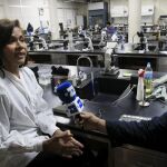 La investigadora panameña Argentina Ying, responsable de un proyecto científico para la creación de una vacuna para combatir una enfermedad parasitaria causada por una "mosca de la muerte"