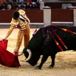 Álvaro Lorenzo da un derechazo al sexto de la tarde
