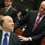 Luis de Guindos saluda a su homólogo francés en el Ecofin celebrado ayer