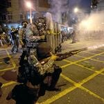 LA POLICÍA MILITAR se empleó a fondo cuando la protesta subió de tono a última hora de la noche