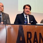 El consejero de Fomento y Medio Ambiente, Juan Carlos Suárez-Quiñones, acompañado por la presidenta de UCCL de Burgos, Susana Pardo, y el de Asescu, Juan Manuel Corpa