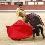 Relajado y desmayado muletazo de Paco Ureña, ayer, en el cierre de temporada venteño