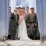 Karl Lagerfeld, durante el cierre del desfile de alta costura de Chanel, el pasado martes en París