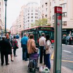 La escasa frecuencia de paso es una de las quejas más habituales de los usuarios de la EMT. El concejal dice que es porque se invade el carril bus, lo que retrasa el servicio