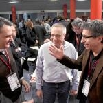 Pere Navarro observa el saludo entre Carles Martí y Jordi Martí