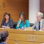 Esther Pastor, en el centro, atiende al presidente de la Comisión, Rafael Maluenda y a María Fernanda Vidal