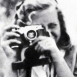 Doña Sofía, en el año 1954, toma una fotografía en presencia de su hermano Constantino, durante una excursión cerca de la ciudad de Atenas