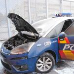 Imagen del vehículo que ha quedado calcinado e inservible por los artefactos lanzados contra la comisaría