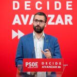 El portavoz del PSOE de la Región de Murcia Francisco Lucas, durante su comparecencia para informar sobre los primeros resultados del escrutinio. EFE/Marcial Guillén