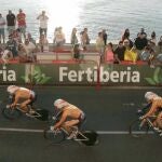 El equipo Euskaltel rueda en la playa de Silgar, en Sanxenxo (Pontevedra), en la primera etapa de la Vuelta 2013