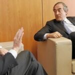 Rubalcaba y Rosell conversan instantes antes de comenzar la reunión en la sede de la CEOE