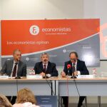 El decano del Colegio de Economistas de Castellón, Jaime Querol (dcha); el decano del Colegio de Economistas de Valencia, Juan José Enríquez (izda) y el decano del Colegio de Economistas de Alicante y presidente del Consejo Valenciano de Economistas, Francisco Menargues