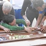 Una mujer llora por su hermana, fallecida en uno de los naufragios