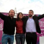 Los candidatos de Podemos a la Comunidad de Madrid, Isa Serra y a la alcaldía de Alcorcón, Jesús Santos, acompañados por el secretario general, Pablo Iglesias, durante el acto en Alcorcón / Foto: Efe