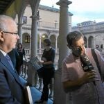 Brauli Duart a punto de ser entrevistado por TV3 antes de la presentación del «Libro de Estilo» de la CCMA
