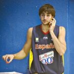 Ricky Rubio, con las piernas metidas en hielo, tras un entrenamiento de la Selección, para recuperarse