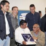Fernando Cáceres posa con sus antiguos compañeros Loreto (i), Belsué (2i), Cedrún (2d), Aguado (3d) y Aragón (d)