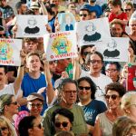 Algunos de los manifestantes que se congregaron ayer frente al Palacio de Cibeles para apoyar a Manuela Carmena