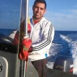 Abdeslam Ahmed Ali, alias «Pisly», uno de los fallecidos, a bordo de una lancha