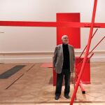 El artista posa con una de sus obras en la Royal Academy of Arts de Londres